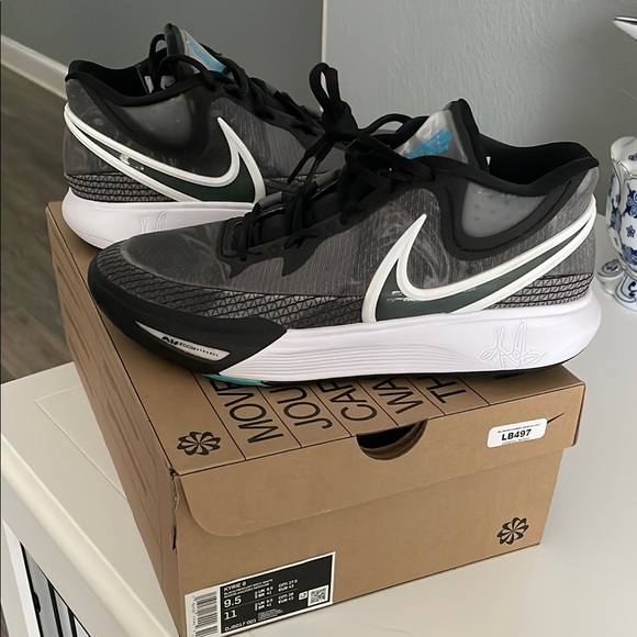FLASH SALE NIB Nike Kyrie 8 men’s sneakers black/mercury grey-white, size 9.5 - Picture 1 of 9